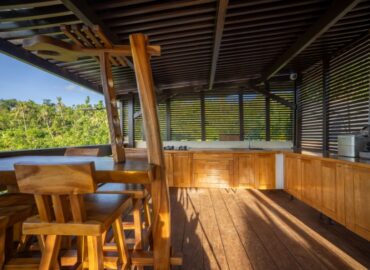 Cuisine extérieure en bois tout équipée avec vue sur la nature – Résidence Kazela à Mayotte