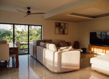 Salon lumineux et confortable avec vue sur la végétation tropicale – Résidence de vacances à Mayotte, Kazela