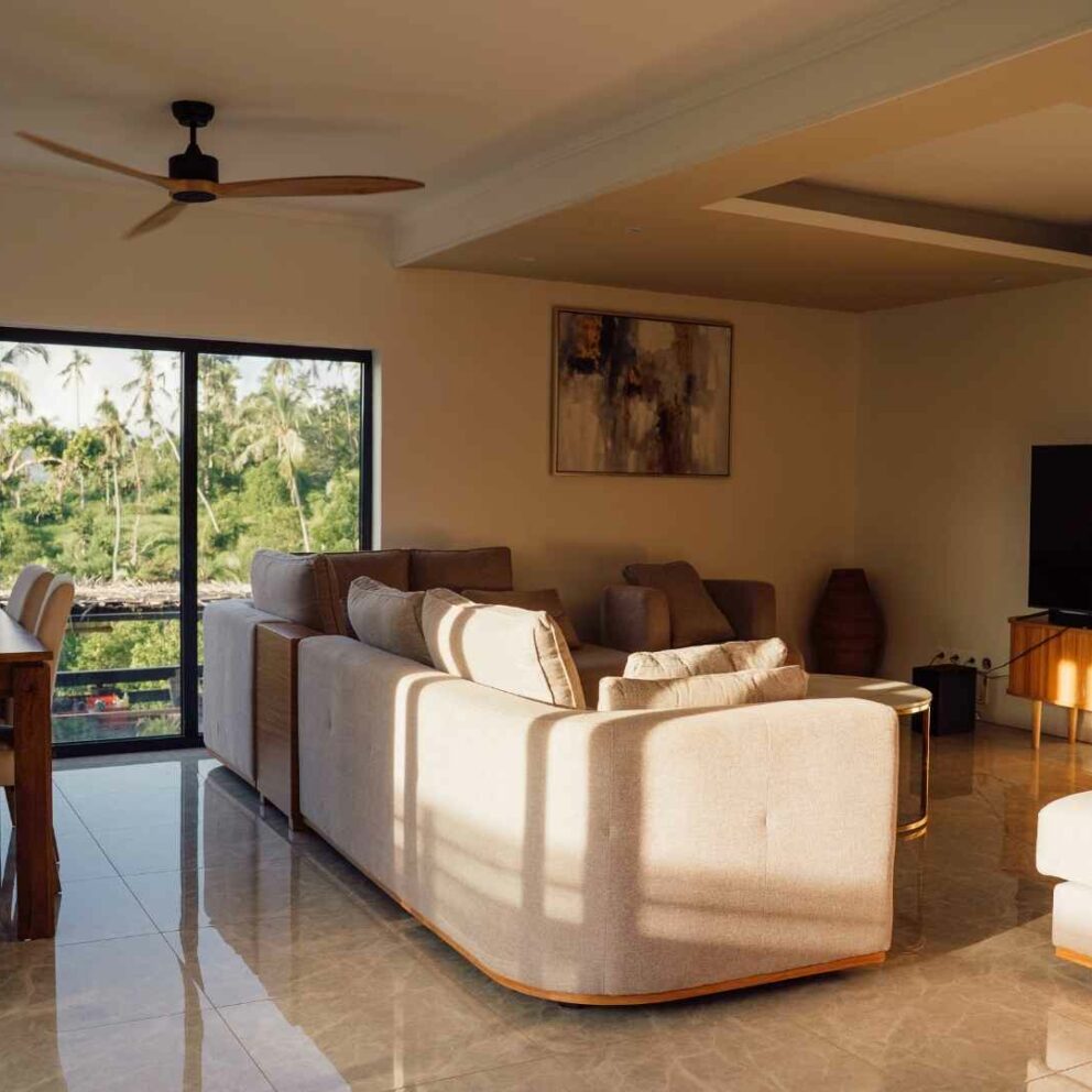 Salon lumineux et confortable avec vue sur la végétation tropicale – Résidence de vacances à Mayotte, Kazela