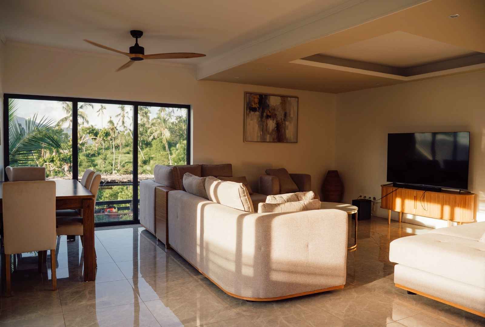 Salon lumineux et confortable avec vue sur la végétation tropicale – Résidence de vacances à Mayotte, Kazela