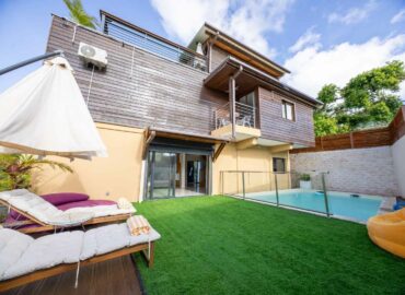 Extérieur de la villa avec piscine, transats et coin détente – Résidence Kazela, idéale pour les vacances à Mayotte