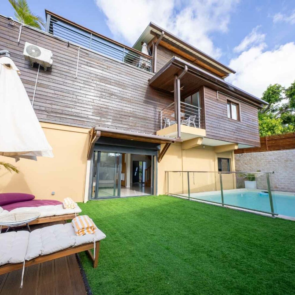 Extérieur de la villa avec piscine, transats et coin détente – Résidence Kazela, idéale pour les vacances à Mayotte