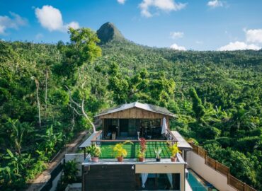 Vue aérienne de la villa, son rooftop et sa piscine, entourée de verdure à Tsimkoura, Mayotte – Résidence Kazela